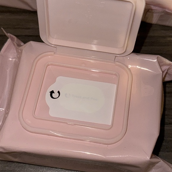 BeautyBio Exfoliating Peptide-Infused Body Wipes (30 single use wipes) | NEW - Picture 2 of 3